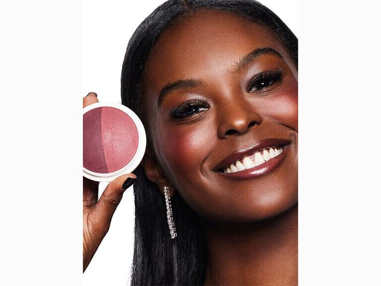 Resized Media/DIBSCHK1073768 DIBSBEAUTY DUETBAKEDBLUSH BACKSTAGE FULL LIFESTYLE