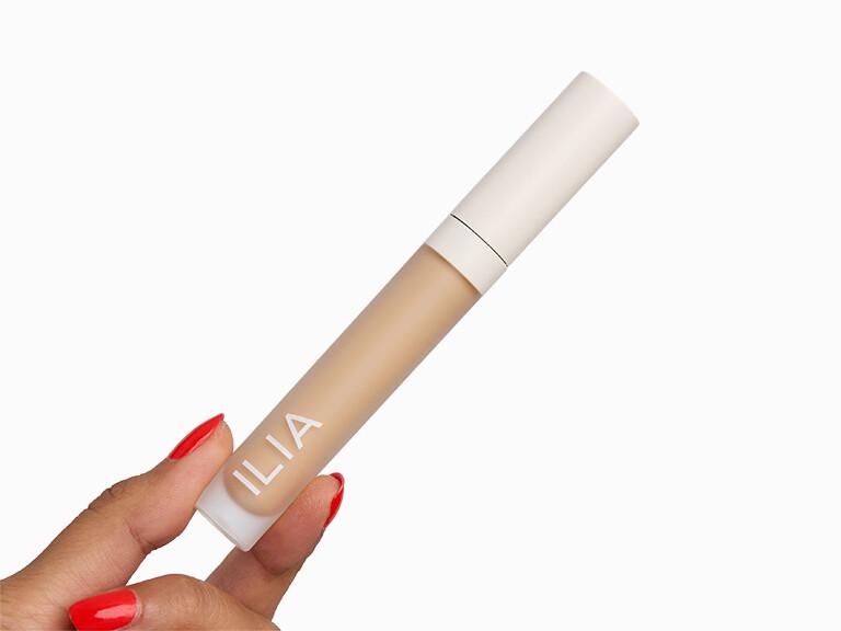 Resized Media/IliaBeautyTrueSkinSerumConcealerinYucca InHand 2225