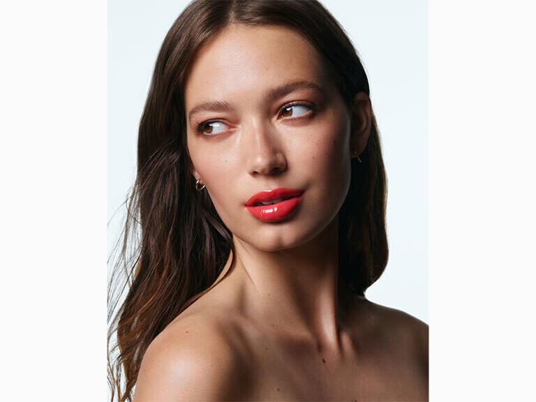Resized Media/UBEALCR1057151 UBEAUTY THEPLASMALIPCOMPOUND POPPY FULL LIFESTYLE 1