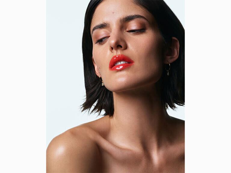 Resized Media/UBEALCR1057151 UBEAUTY THEPLASMALIPCOMPOUND POPPY FULL LIFESTYLE 2